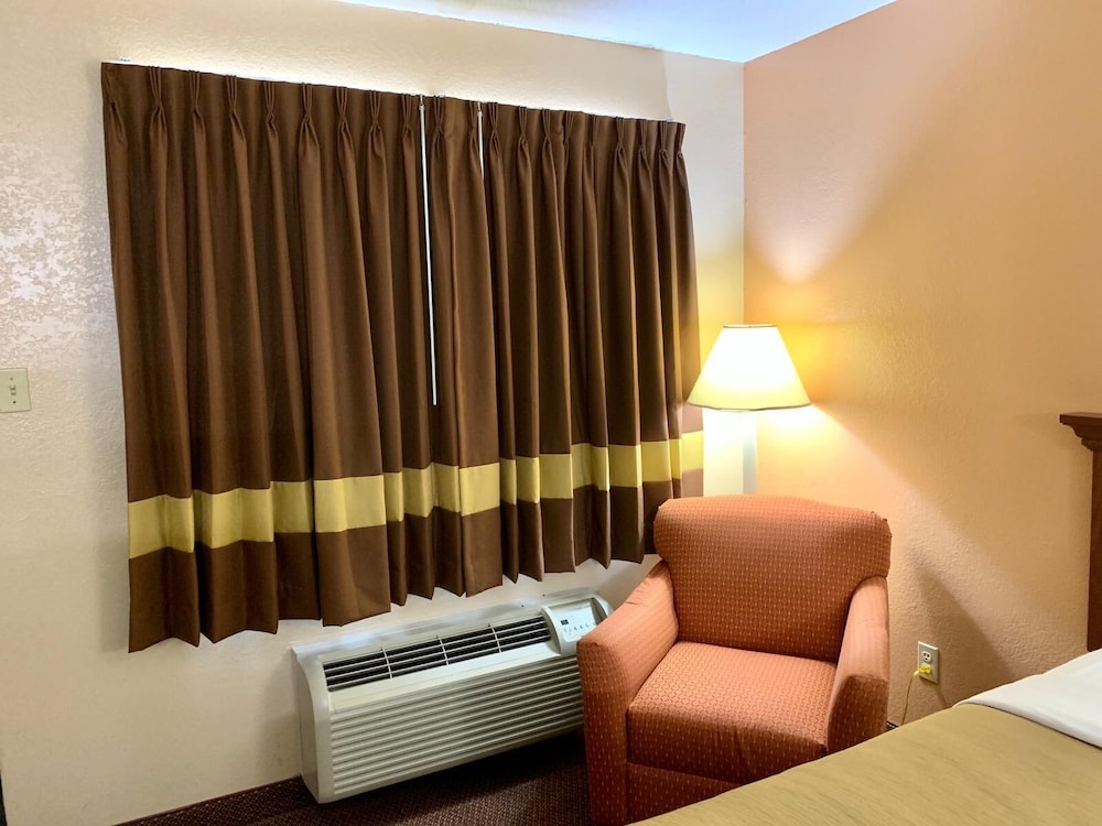 Standard Room, 1 King Bed, Non Smoking photo 3