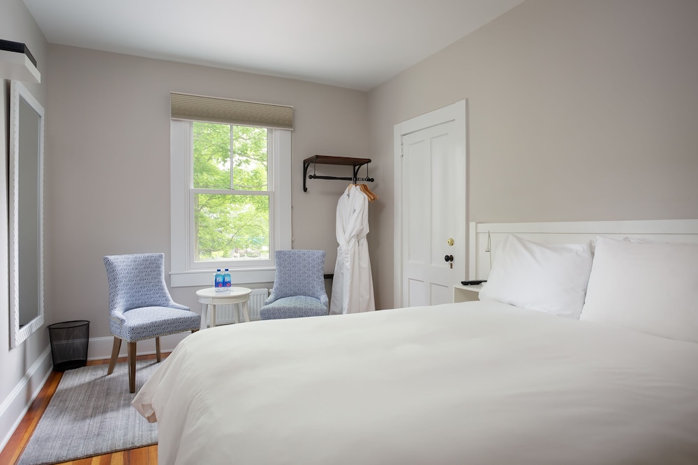 Junior Suite, 1 Queen Bed with Sofa bed, Private Bathroom photo 2