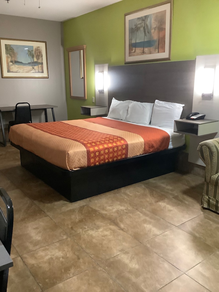 Deluxe Room, 1 King Bed, Non Smoking photo 1