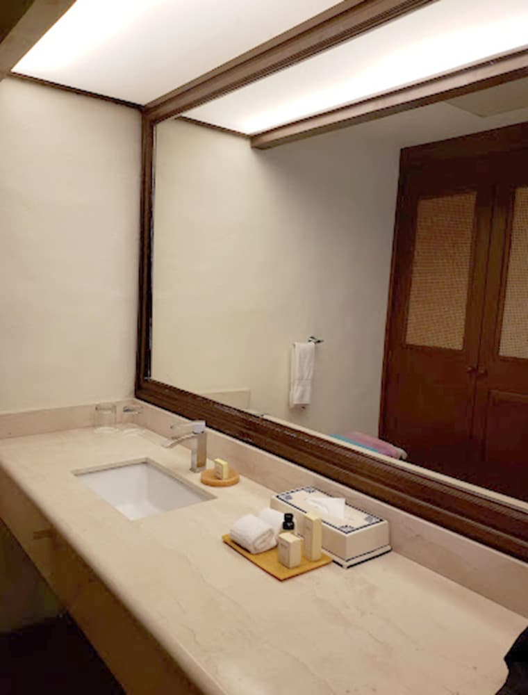 Junior Suite, 1 King Bed photo 3