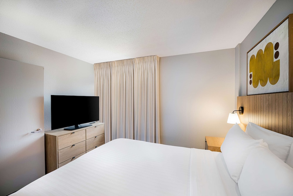 Room, 1 Queen Bed with Sofa bed, Accessible - Photo 4