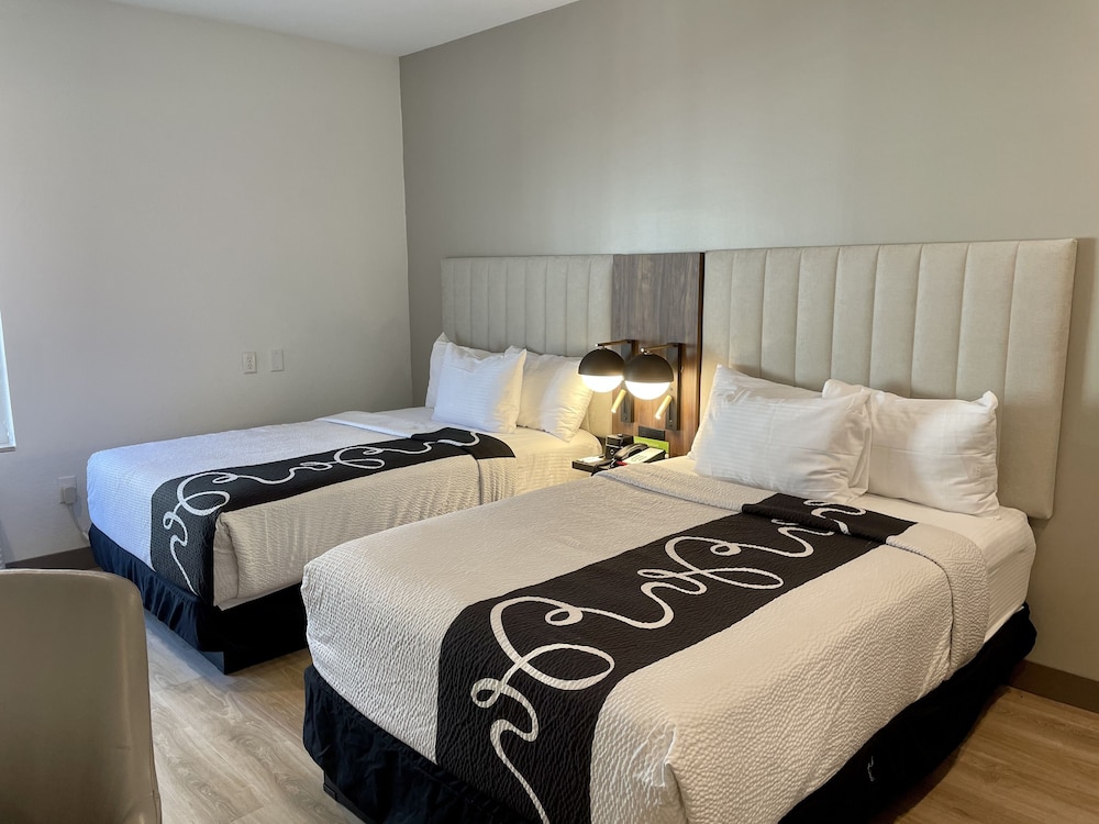 Room, 2 Double Beds - Photo 3
