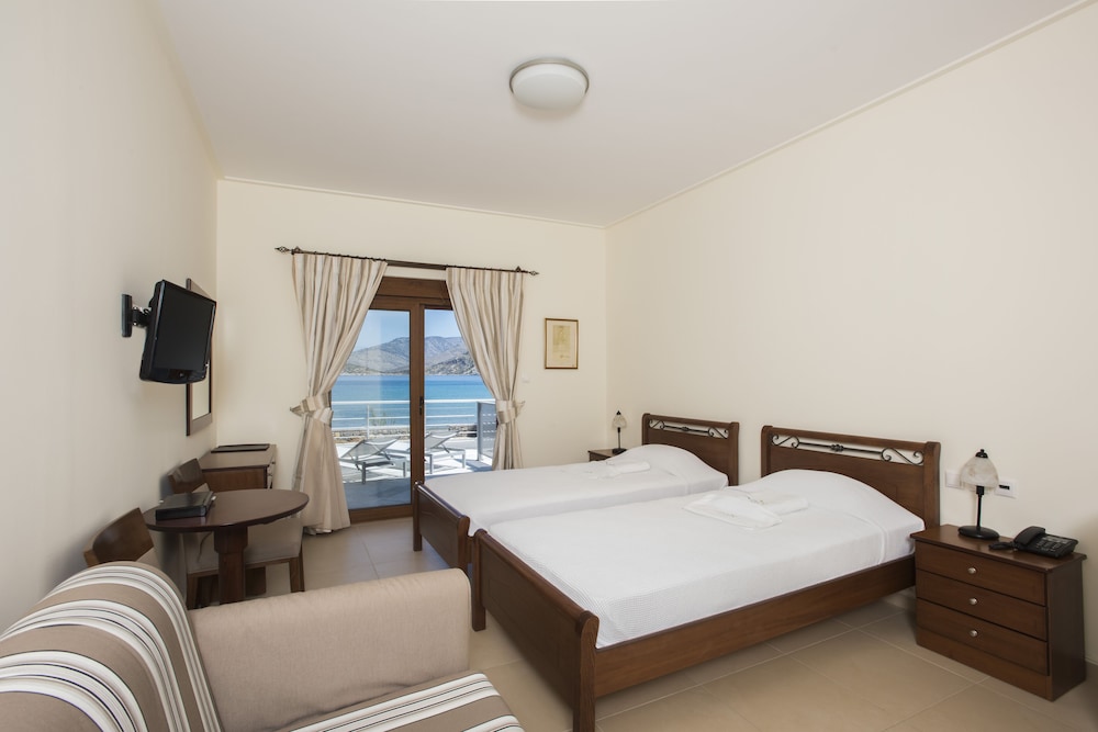 Deluxe Room with Sea View photo 3