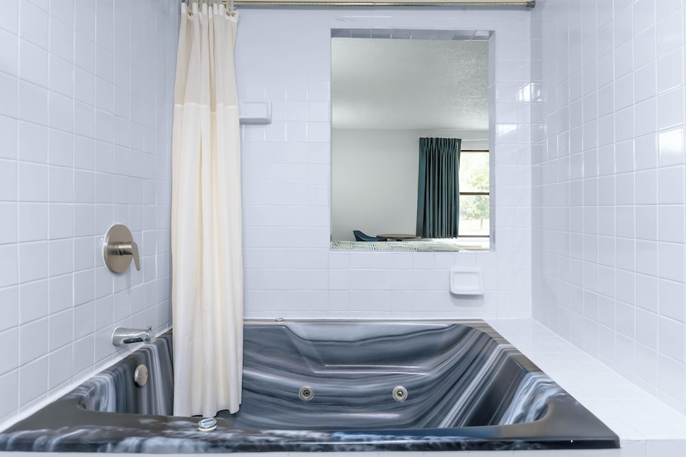 Deluxe Room, 1 Queen Bed, Non Smoking, Refrigerator & Microwave photo 3