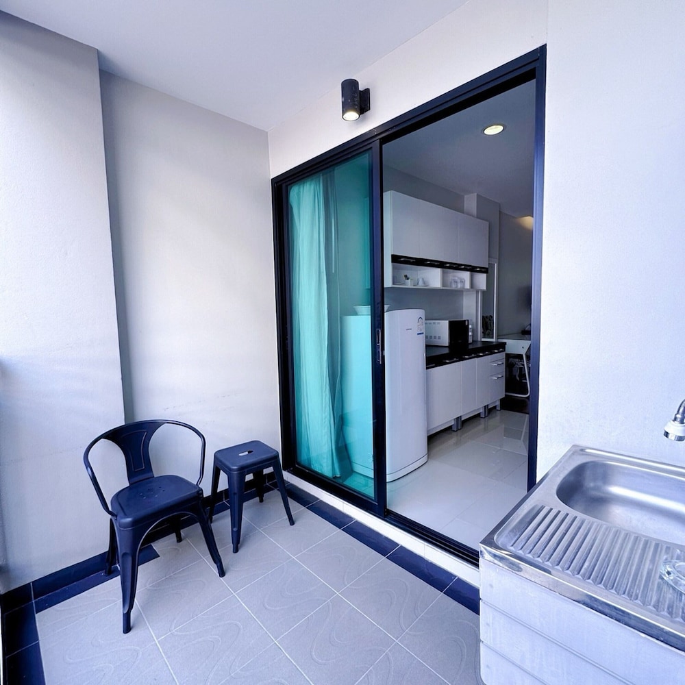 Deluxe Room, 1 King Bed photo 3