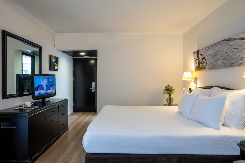 Standard Room, 1 King Bed, Sea View (Mid Floor) - Photo 2