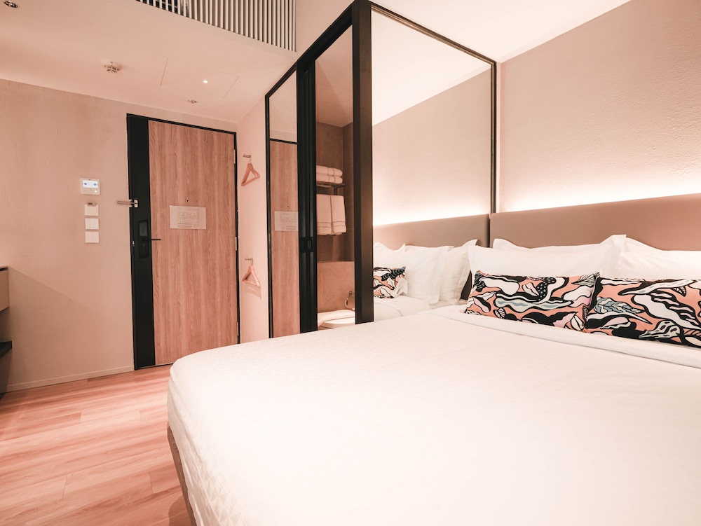 Executive Room, 1 Queen Bed thumbnail 5