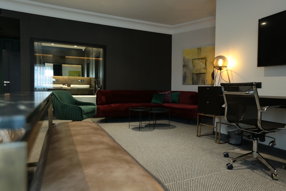 Executive Suite, 1 Queen Bed, City View photo 3