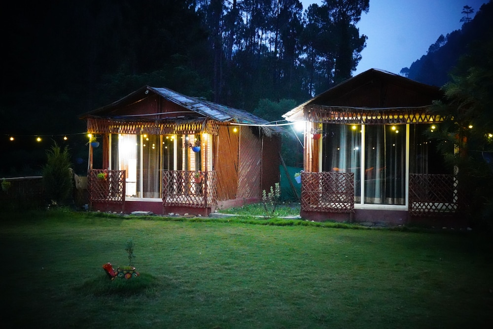 奢华竹木小屋河畔