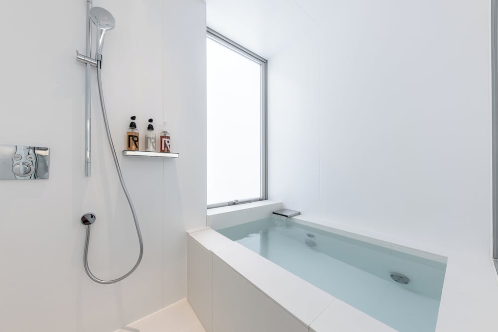 Upper Floor Deluxe Twin Room, Non Smoking (11F-13F) thumbnail 5