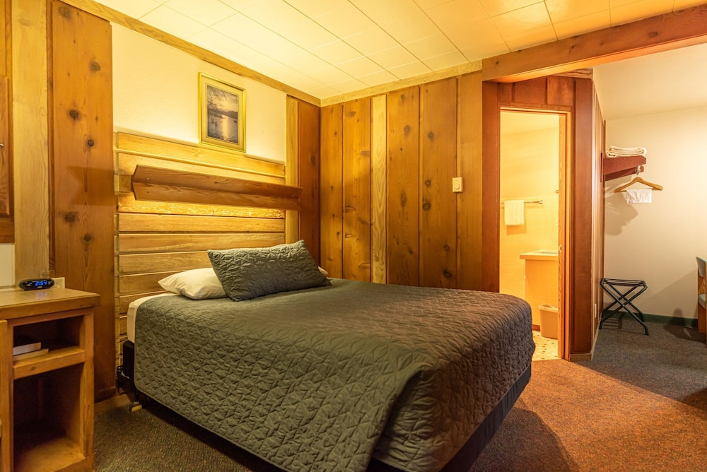 Deluxe Single Room, 1 Queen Bed, Kitchenette, Partial Ocean View