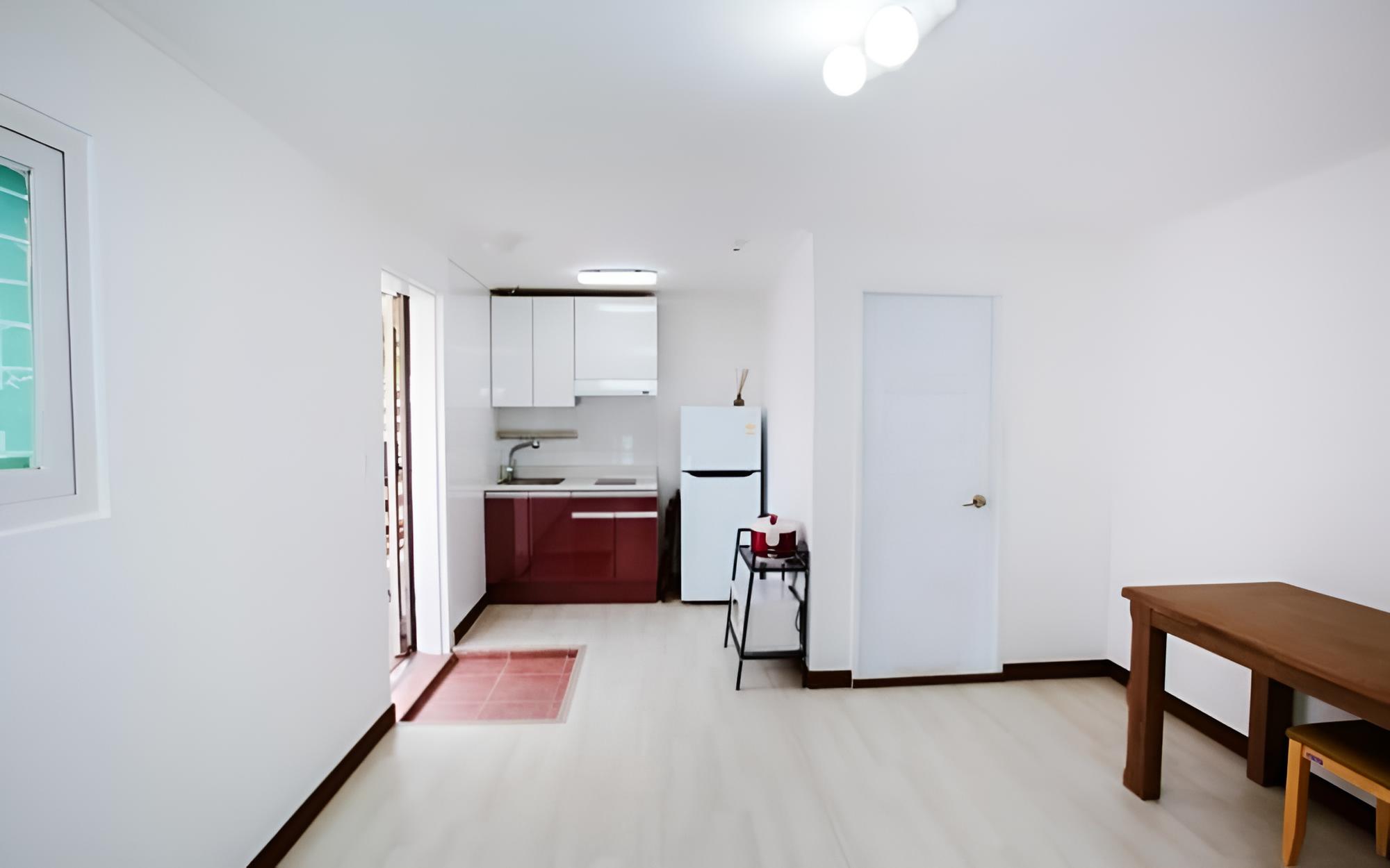 Room (Sky B-dong Room 203)