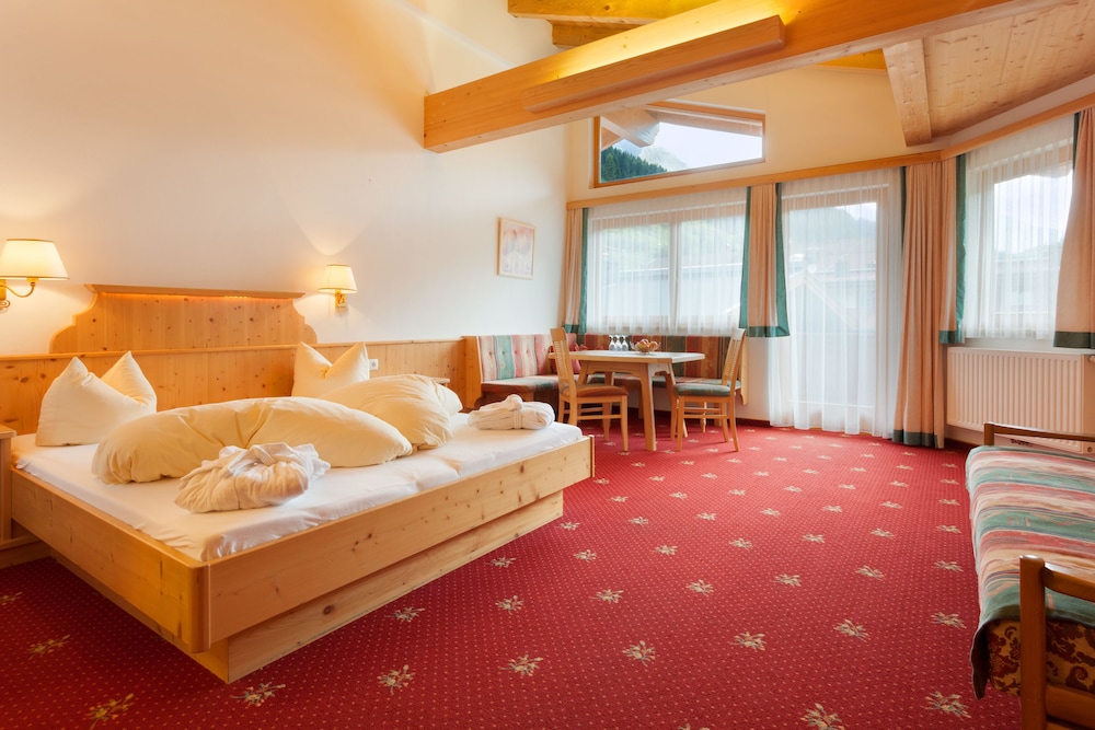 Junior Suite, 2 Bedrooms, Non Smoking, Mountain View photo 1