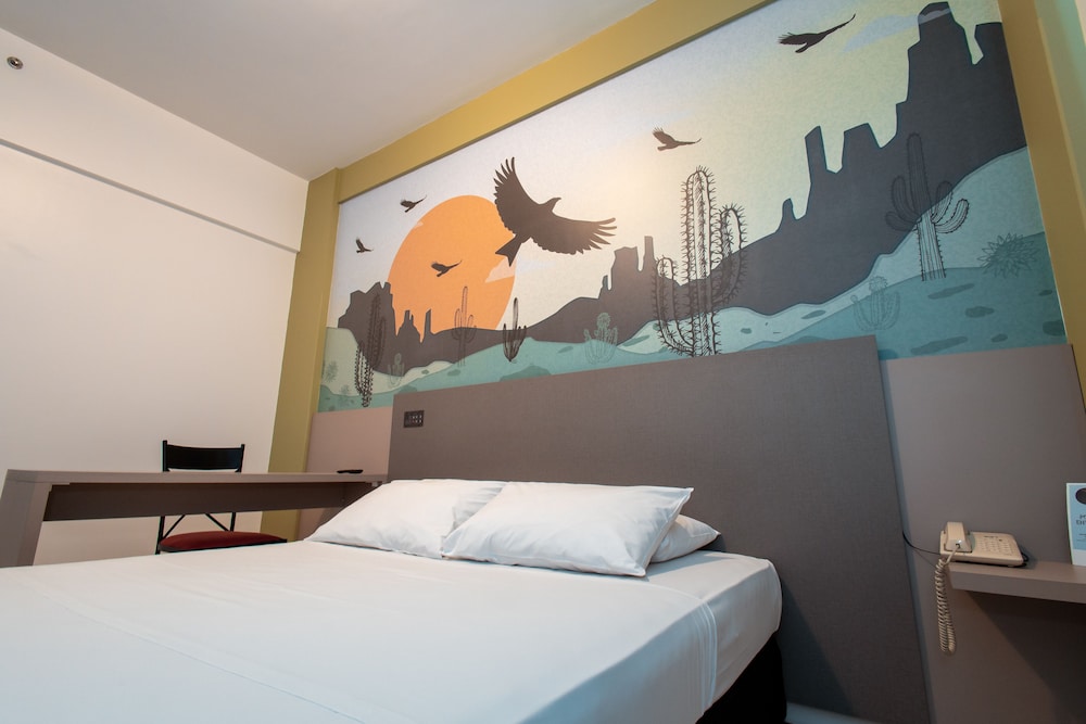 Standard Room, 1 Queen Bed photo 2