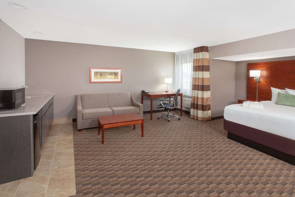 Executive Suite, 1 King Bed, Non Smoking - Photo 1