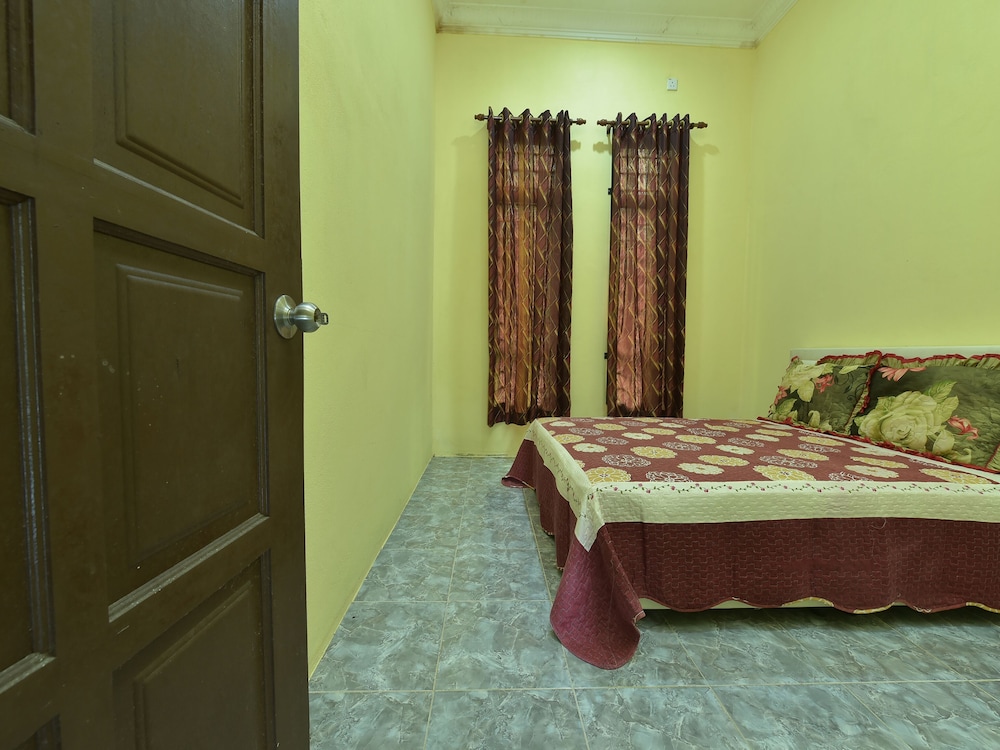Room, Shared Bathroom