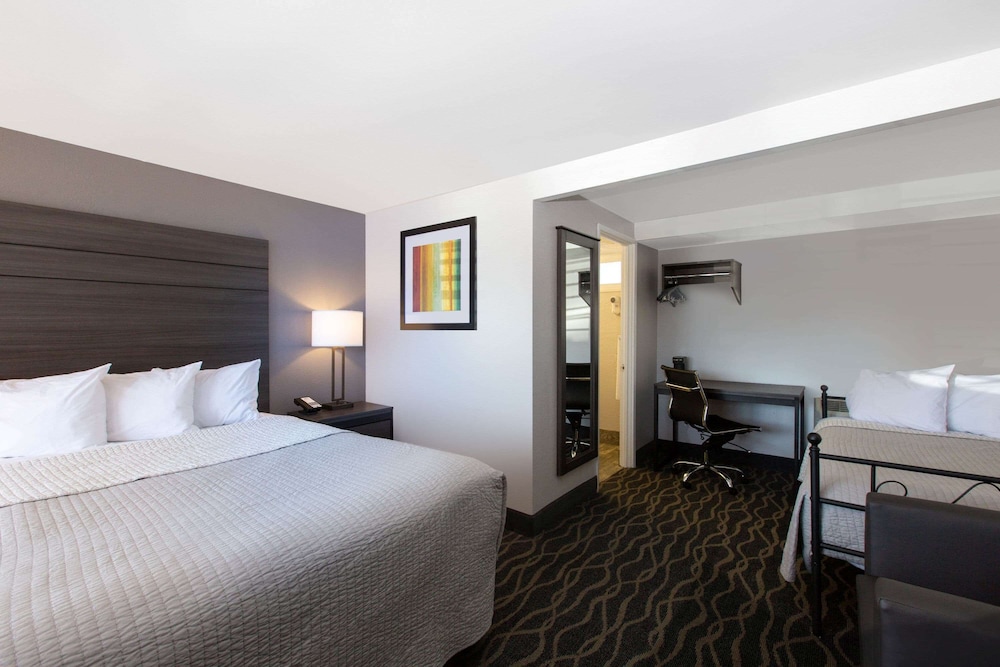 Room, Multiple Beds, Non Smoking - Photo 1