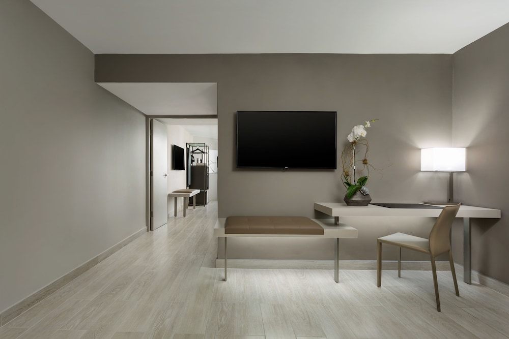 Suite, 1 Bedroom, Balcony - Photo 7