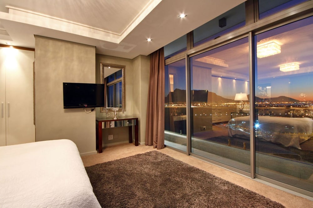 Three-Bedroom Exclusive Penthouse - Photo 33