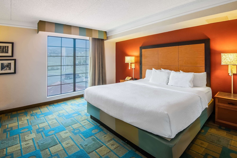Suite, 1 King Bed, Non Smoking - Photo 5