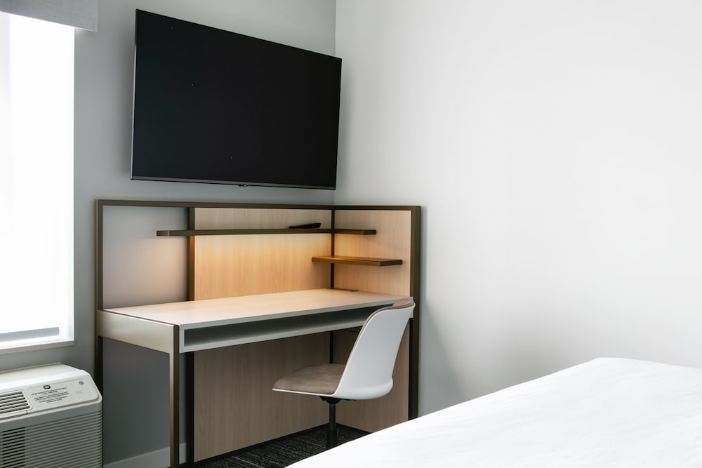 Suite, 1 Bedroom - Photo 2
