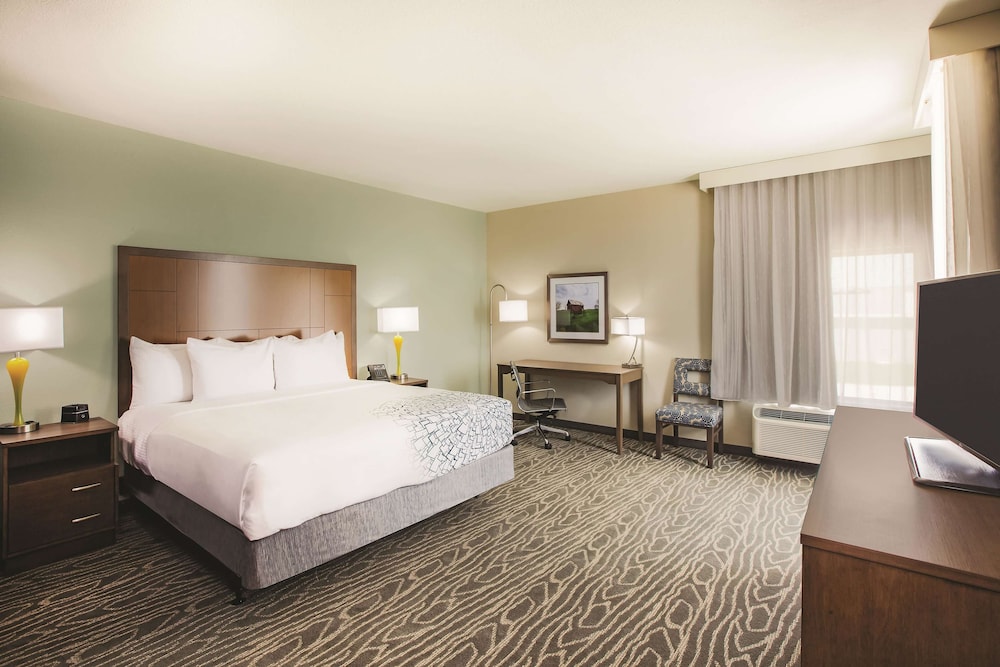 Deluxe Room, 1 King Bed, Accessible, Non Smoking (Mobility/Hearing Impaired, Efficiency) photo 2