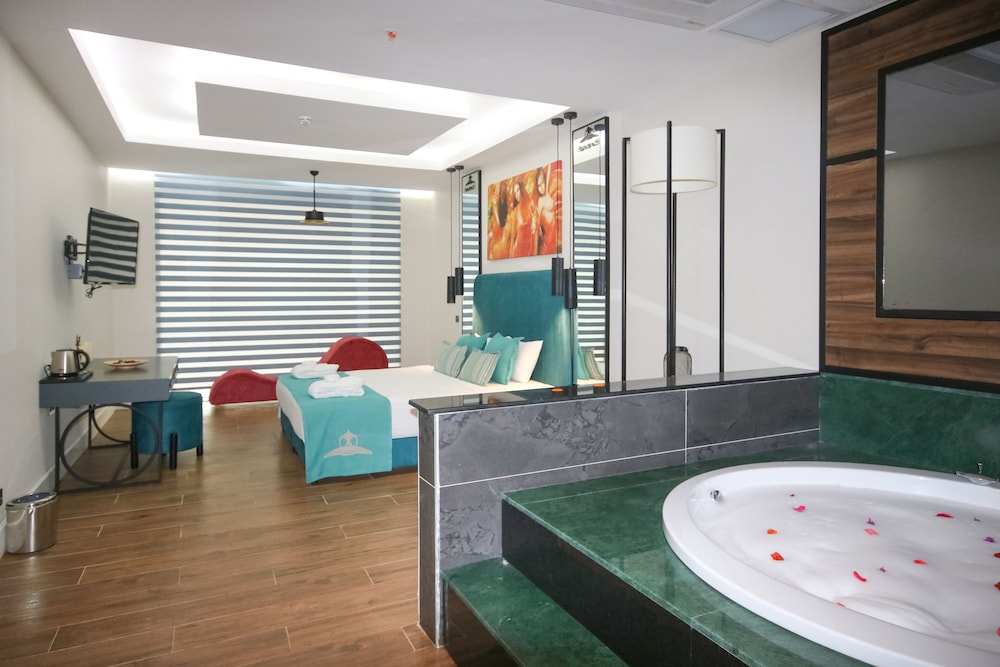 Honeymoon Studio Suite, Partial Ocean View (Without Balcony) photo 3