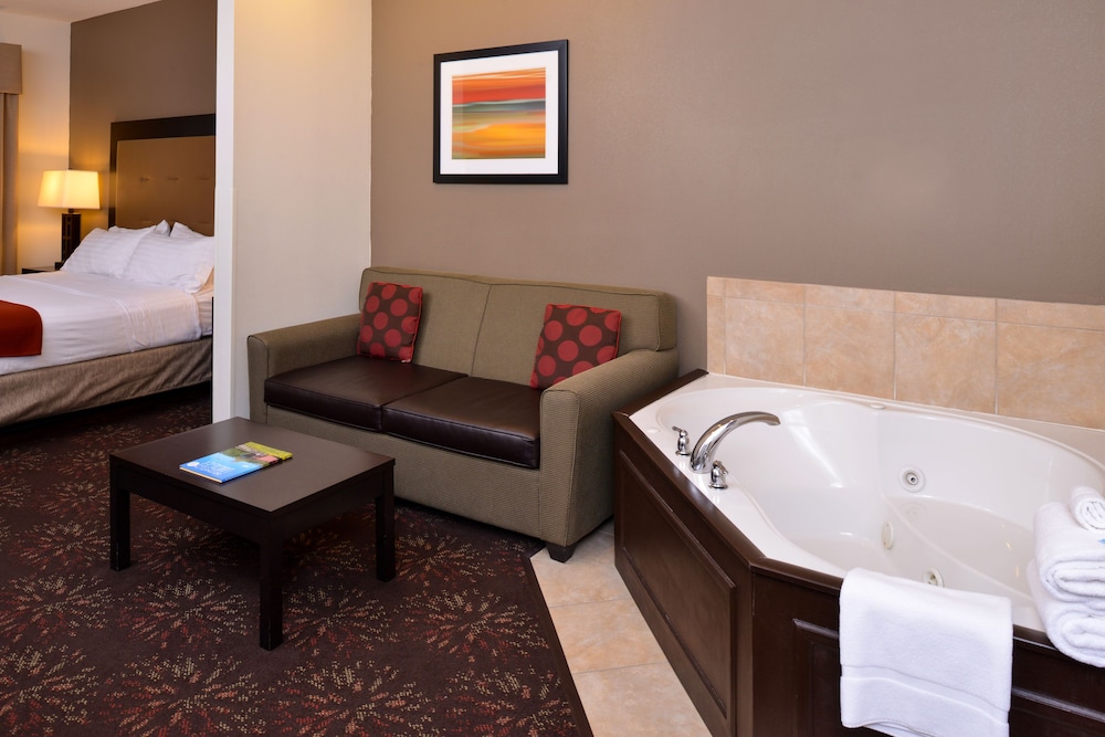 Suite, 1 King Bed - Photo 3