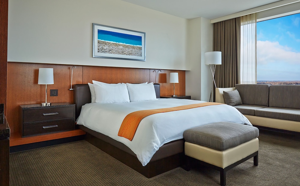 Deluxe Room, 1 King Bed, Corner - Photo 1