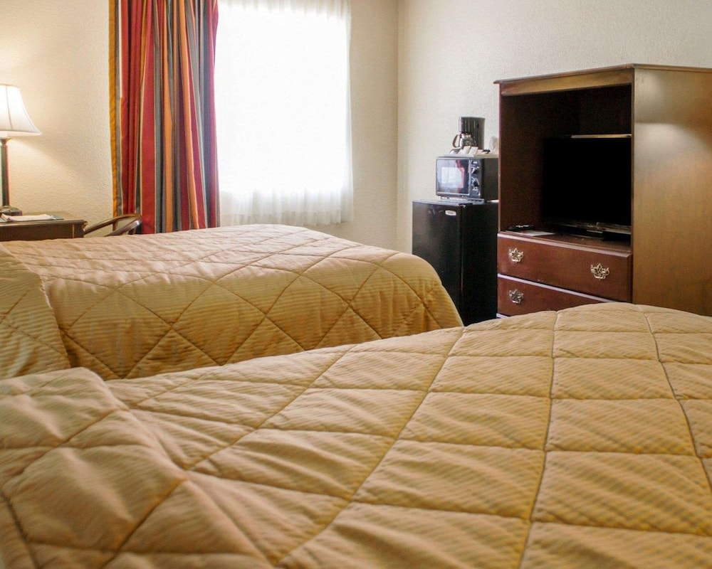 Standard Room, 2 Queen Beds, Non Smoking - Photo 4