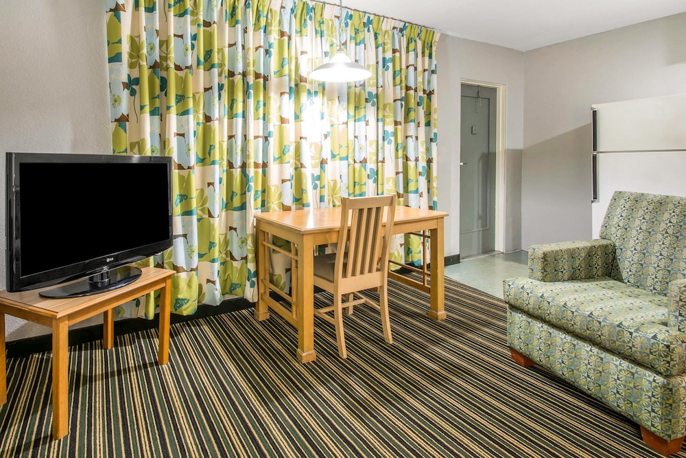 Suite, 2 Double Beds, Non Smoking - Photo 6