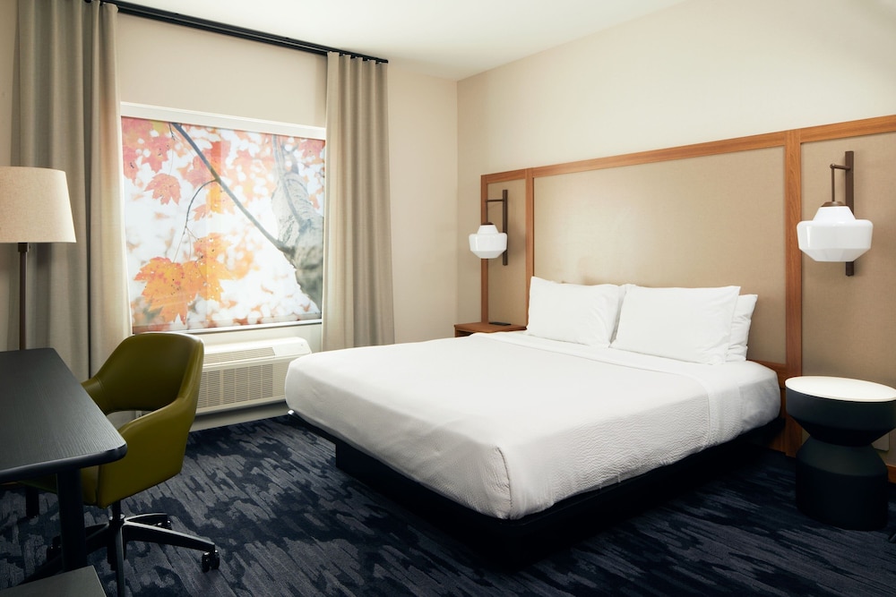 Room, 1 King Bed (Mobility Accessible, Roll-In Shower) - Photo 2