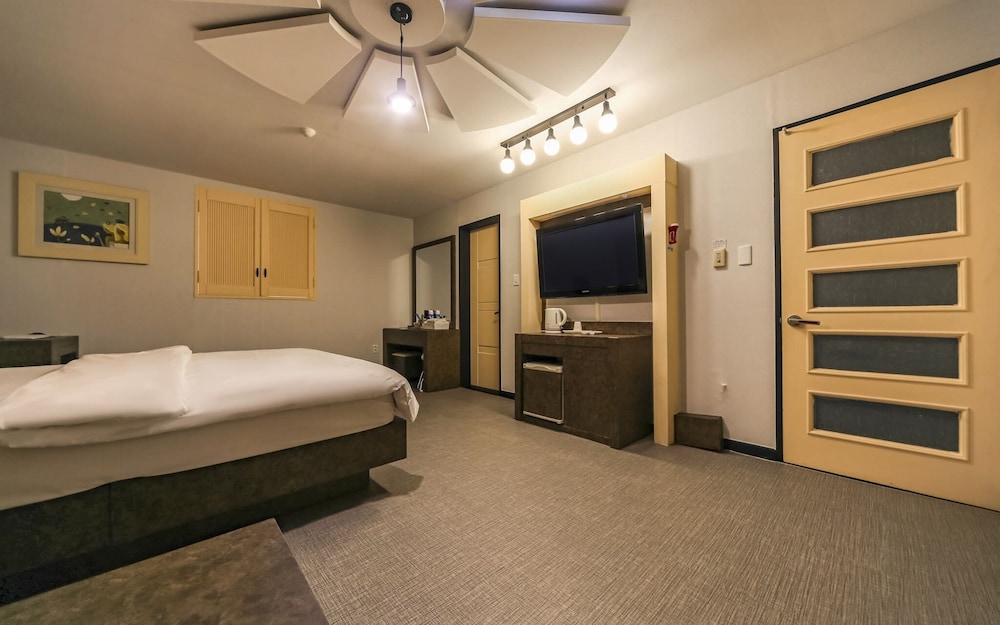 Room (Deluxe room (luxury bedding/cooling a) - Photo 4