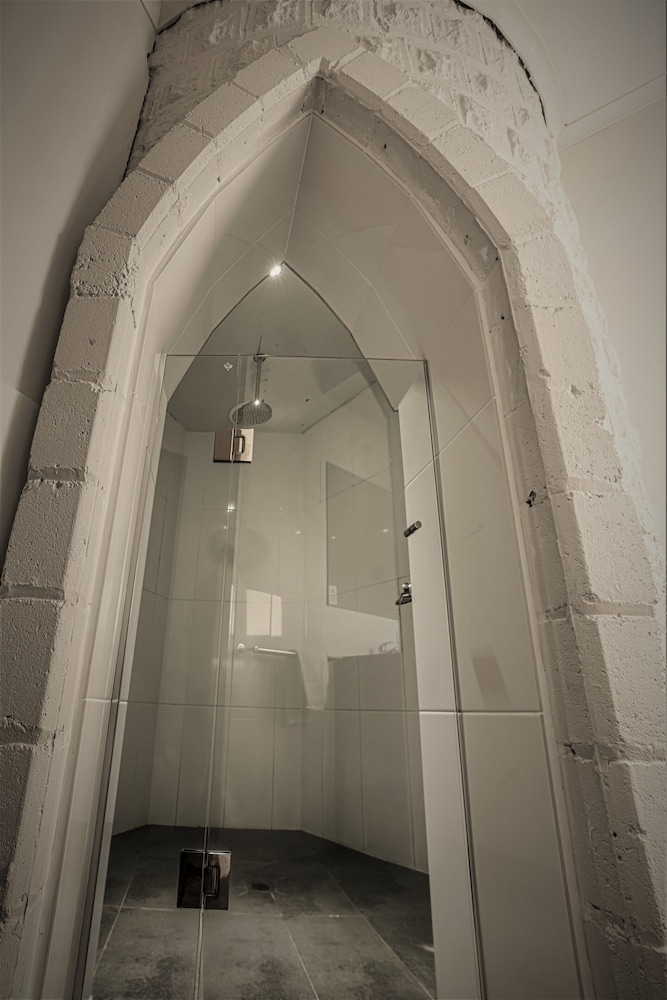 Queen Honeymoon Suite With Tower Shower photo 2
