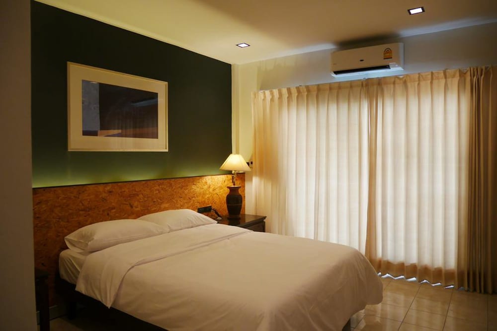 Standard Room, Queen Bed, Non Smoking photo 3