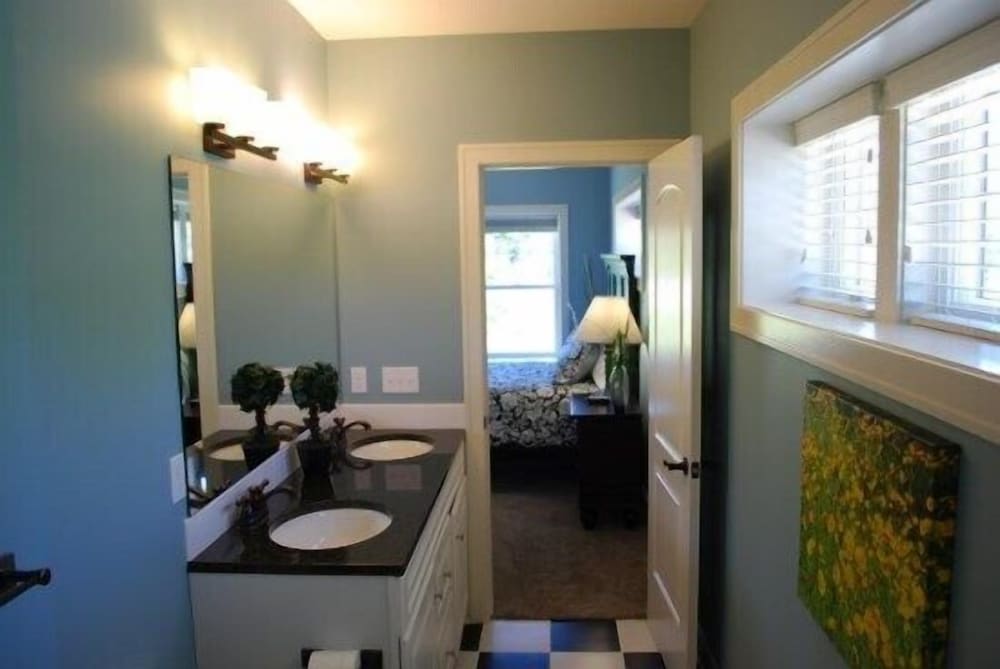 Premium Cottage, 4 Bedrooms, Kitchen (3 Queen, Queen sofa, 4 Twin) photo 3