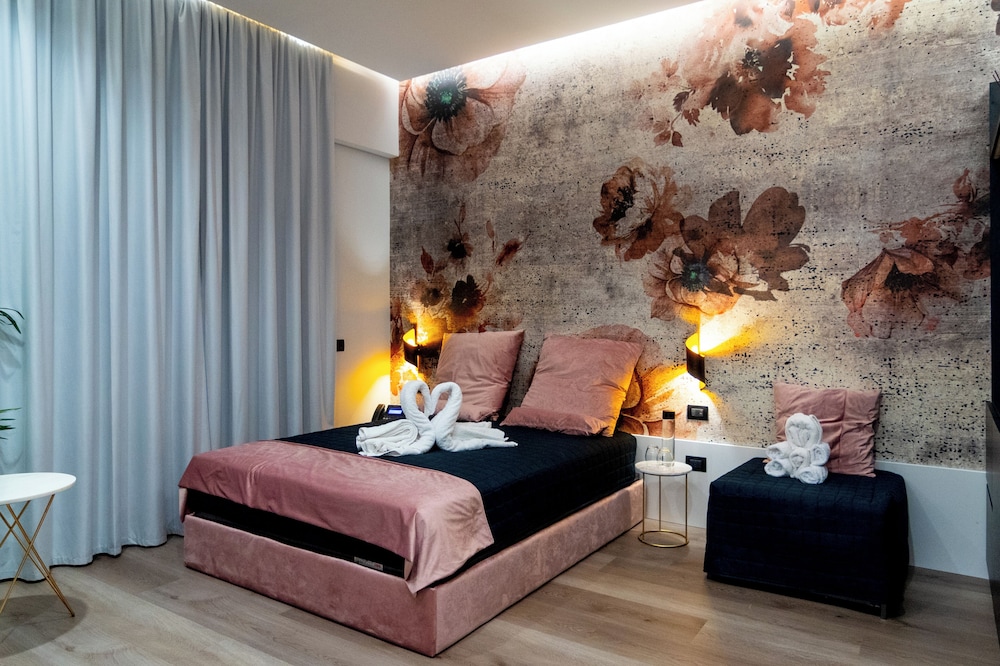 Triple Room, Jetted Tub (King)