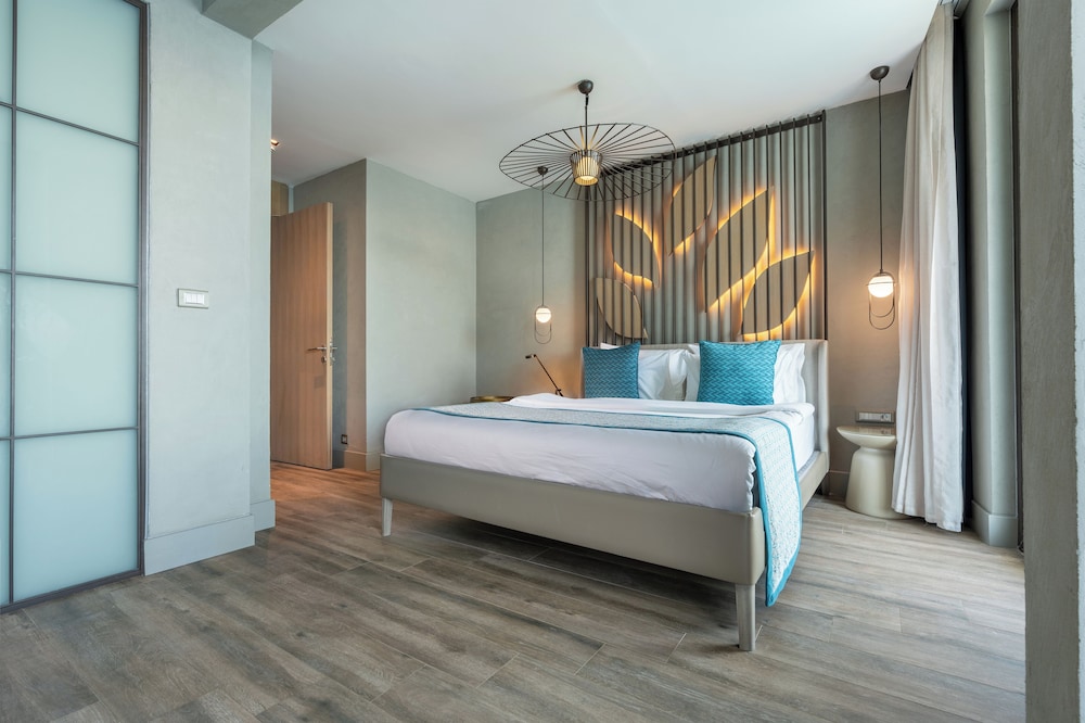 Cave Deluxe Suite