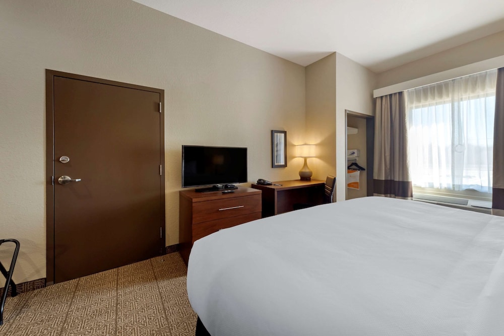 Standard Room, 1 King Bed, Non Smoking - Photo 3