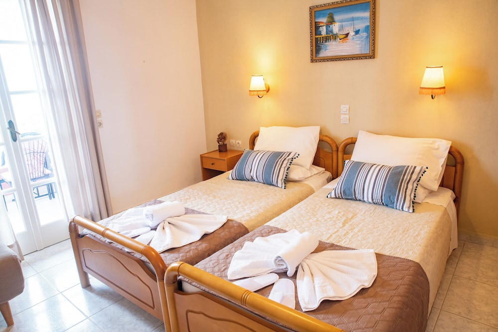 Standard Apartment, 2 Bedrooms, Partial Ocean View, Garden Area