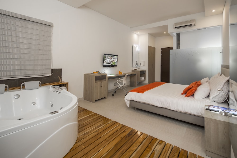 Superior Room, Hot Tub photo 3