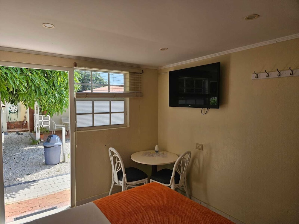 Comfort Studio, 1 Queen Bed, Non Smoking, Courtyard View photo 3
