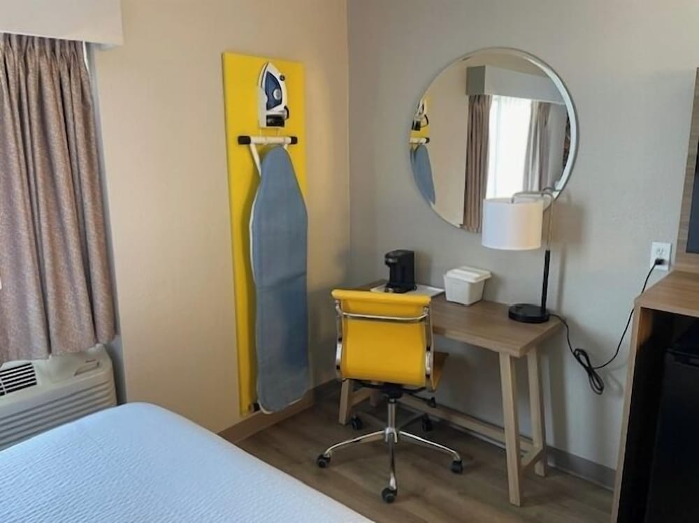 Studio Suite, 1 Queen Bed, Non Smoking - Photo 2
