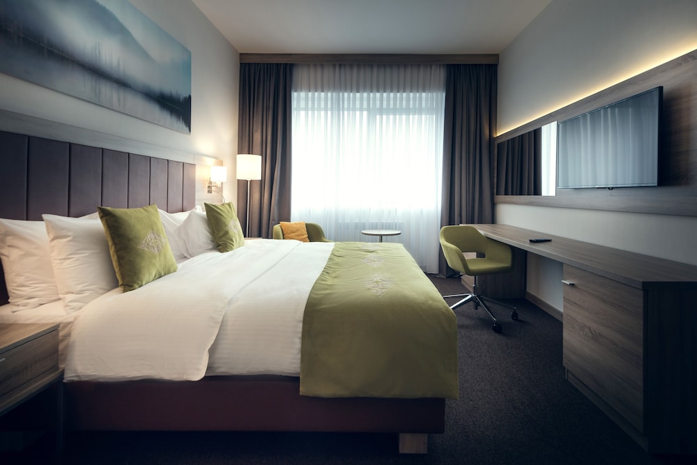 Standard Room, 1 King Bed, Non Smoking photo 3