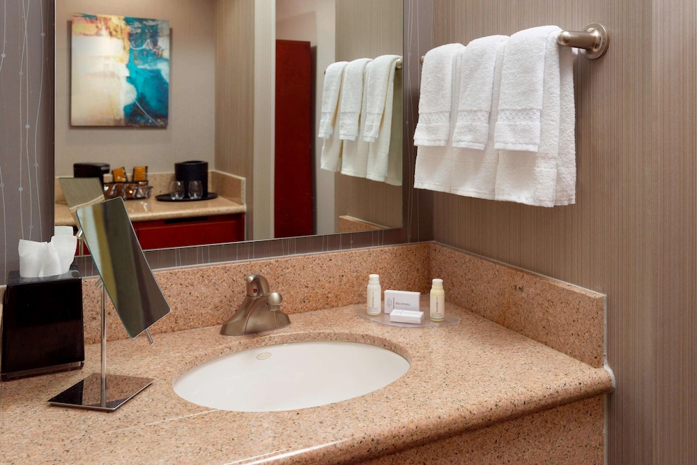 Room, 2 Double Beds, Accessible (Mobility/Hearing Tub) - Photo 8