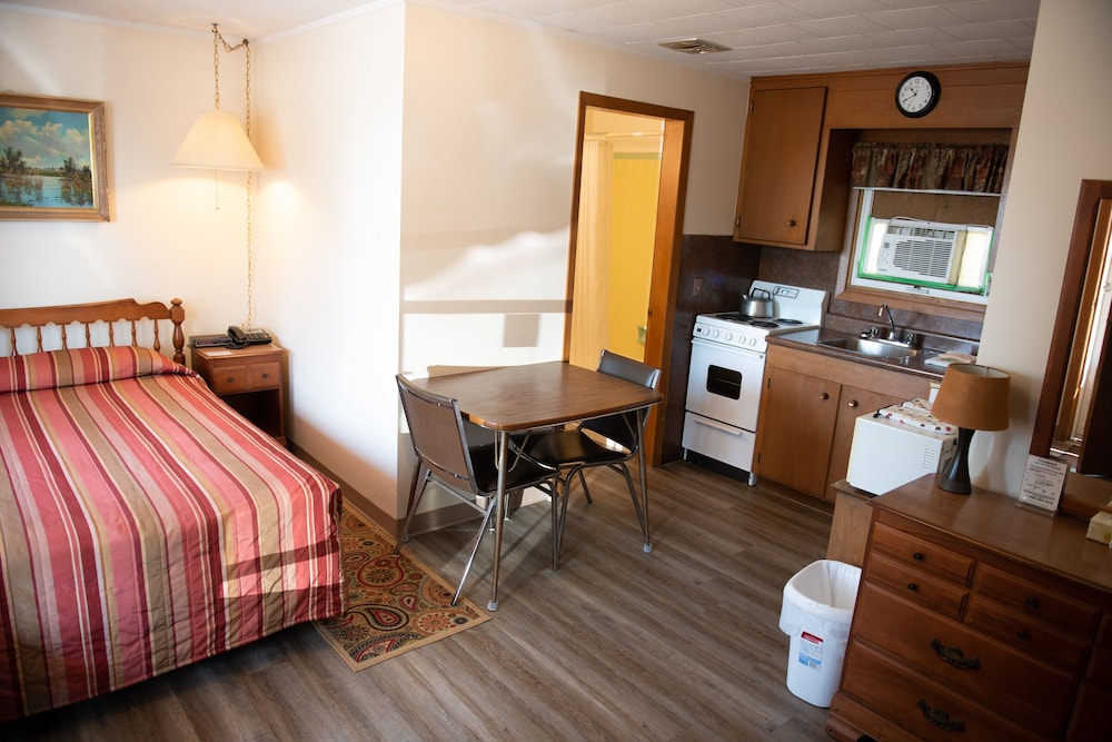 Room, 1 Queen Bed, Kitchenette photo 2