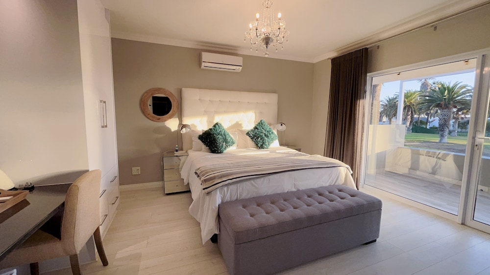 Panoramic Double Room, 1 King Bed, Private Bathroom, Ocean View photo 3
