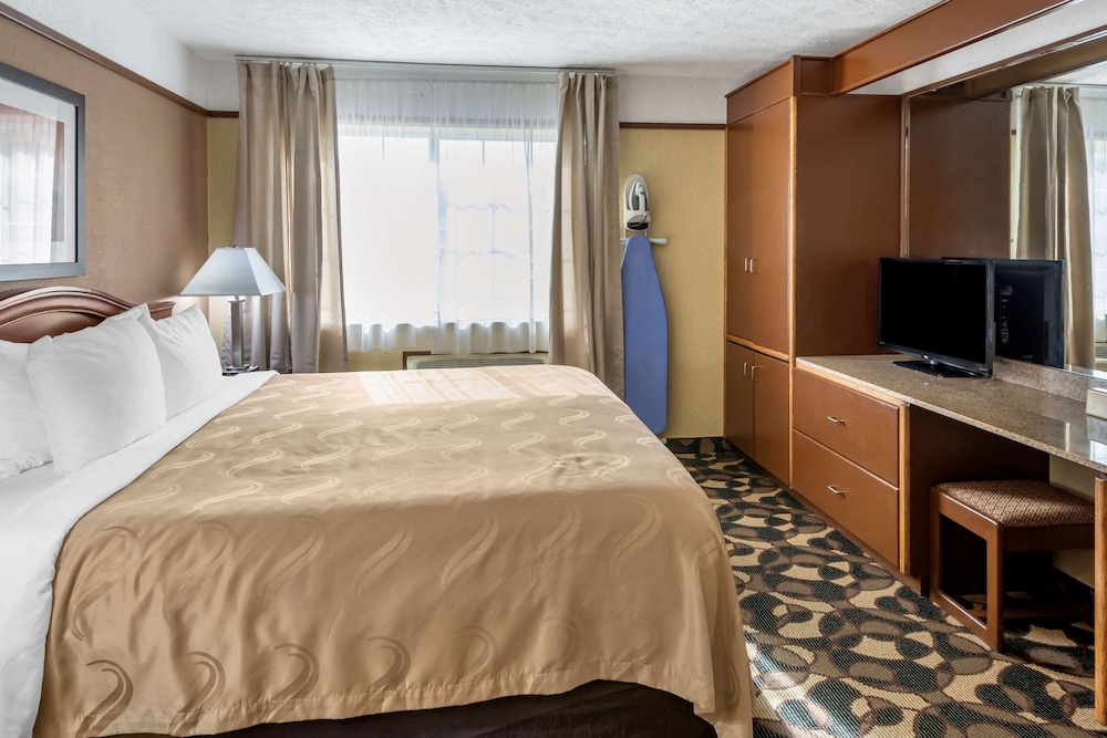 Standard Suite, 1 King Bed with Sofa bed, Non Smoking, Jetted Tub photo 1