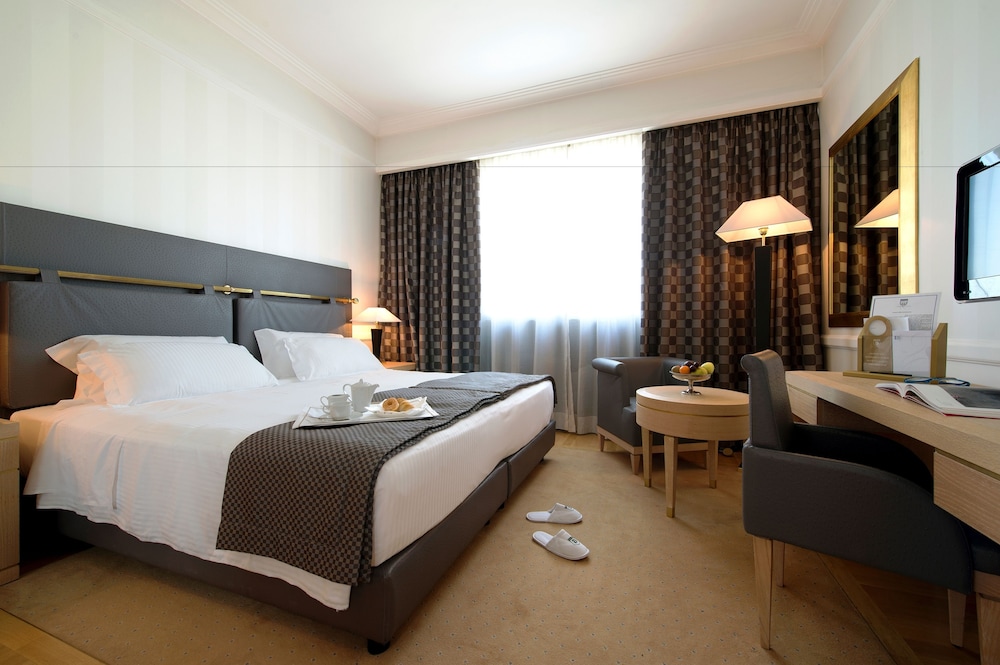 Superior King Room - Photo 6