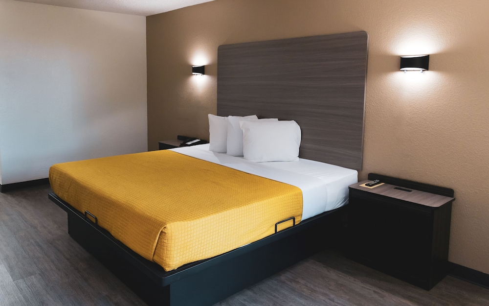 Standard Room, 1 King Bed, Non Smoking photo 1